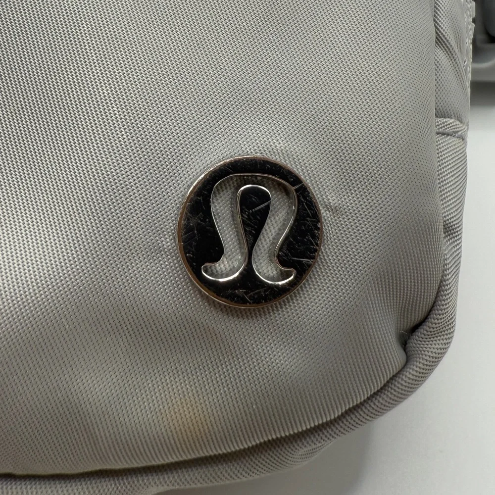 🩶Lululemon Silver Gray / white Everywhere Belt Bag - Picture 8 of 9